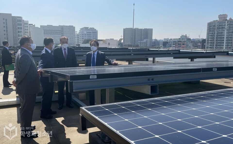 공항고등학교는 옥상과 벽면에 태양광 발전기를 설치하여 신재생에너지를 공급하여 사용하고 있다.