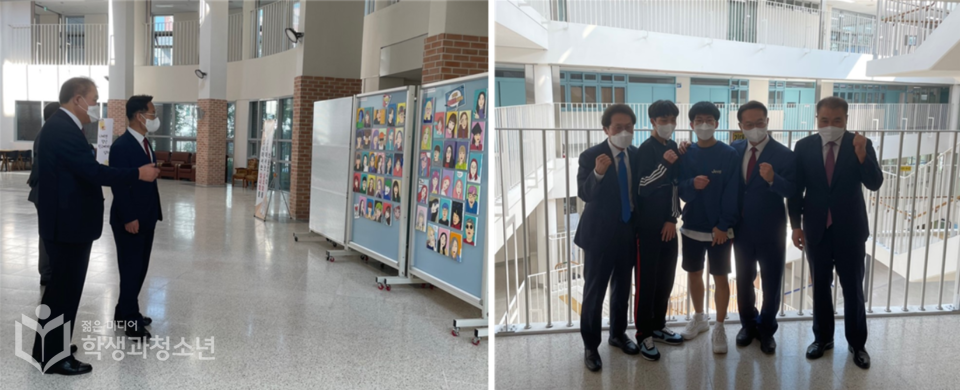 공항고등학교 학생들이 자화상을 그려 전시한 공간을 소개하고 있는 김용호 교장선생님 (좌측)학교를 방문한 국회의원, 교육감, 교장선생님과 복도에서 만나 함께 포즈를 취한 공항고 학생들 (우측)