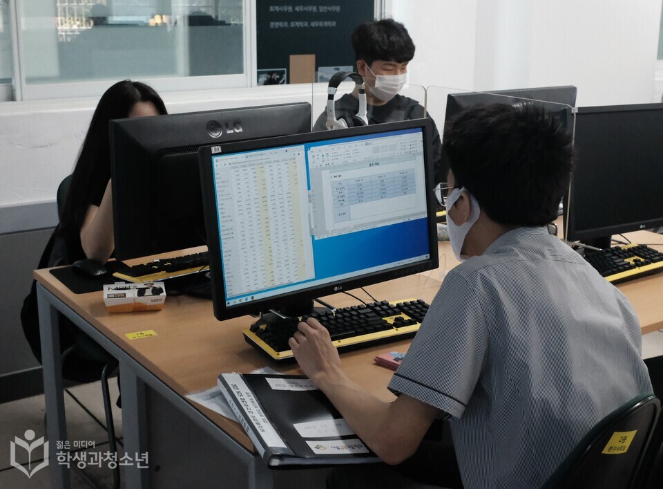 서울금융고는 학생들의 주식 실전투자 동아리 활동을 위해 1천만원을 지원하여 실제적 역량을 강화하고 있다.