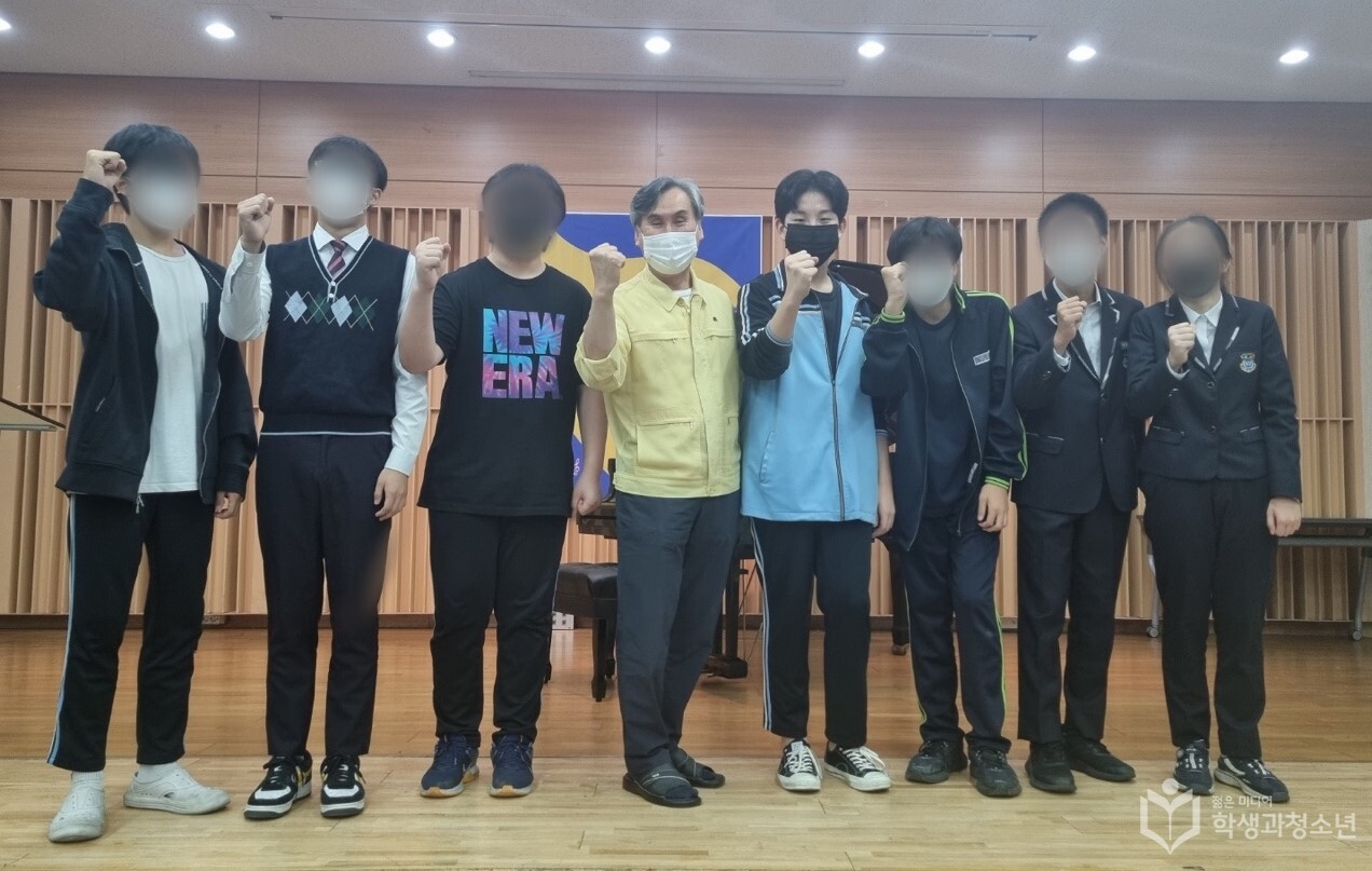 제1회 신서 피아노 콩쿠르를 마치고 손기서 교장선생님과 기념촬영을 하고 있는 참가자들